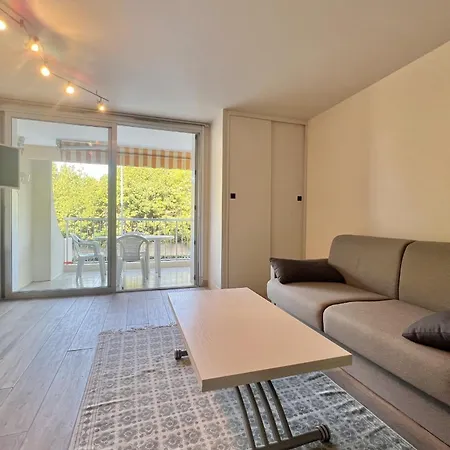 Apartman Bright Just A Stone's Throw From The Sea *