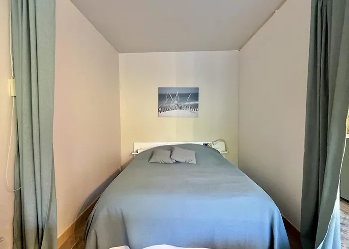 Bright Just A Stone's Throw From The Sea Saint-Raphaël