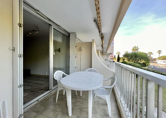 Bright Just A Stone's Throw From The Sea Saint-Raphaël