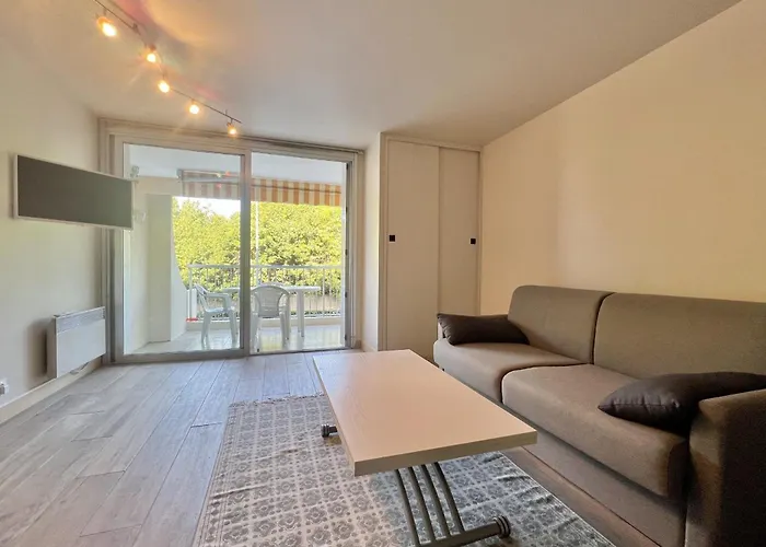 Apartman Bright Just A Stone's Throw From The Sea *