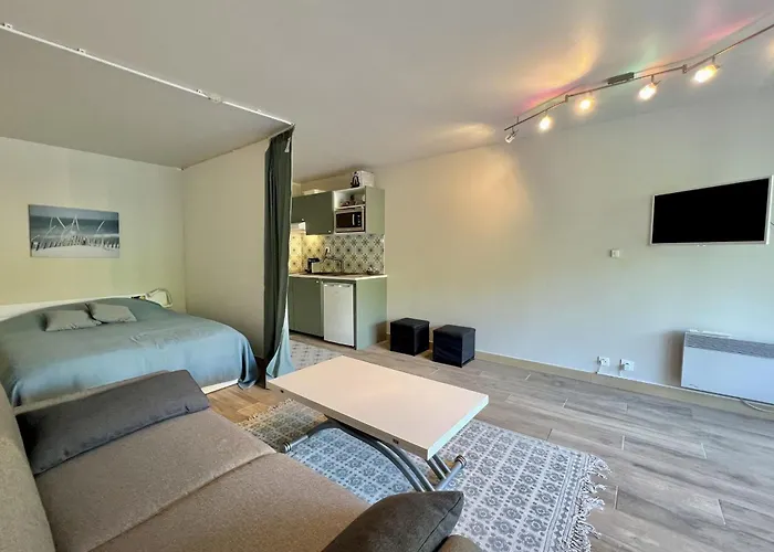 Bright Just A Stone's Throw From The Sea Apartman