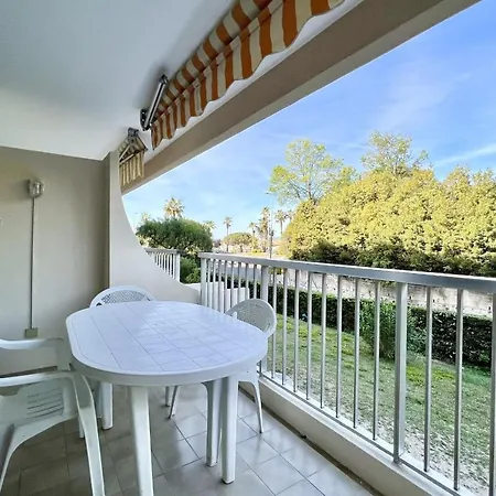 Apartment Bright Just A Stone's Throw From The Sea
