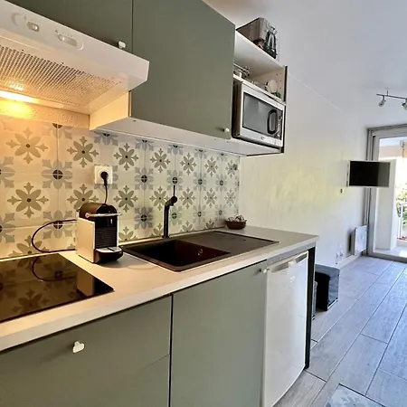 Apartment Bright Just A Stone's Throw From The Sea