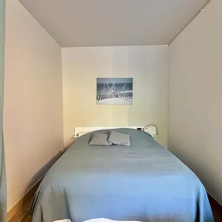 Bright Just A Stone's Throw From The Sea Saint-Raphaël