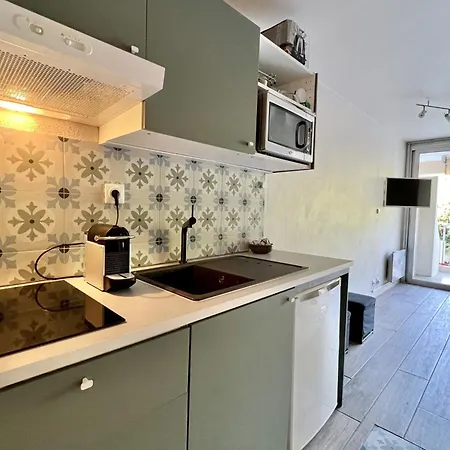 Apartment Bright Just A Stone's Throw From The Sea