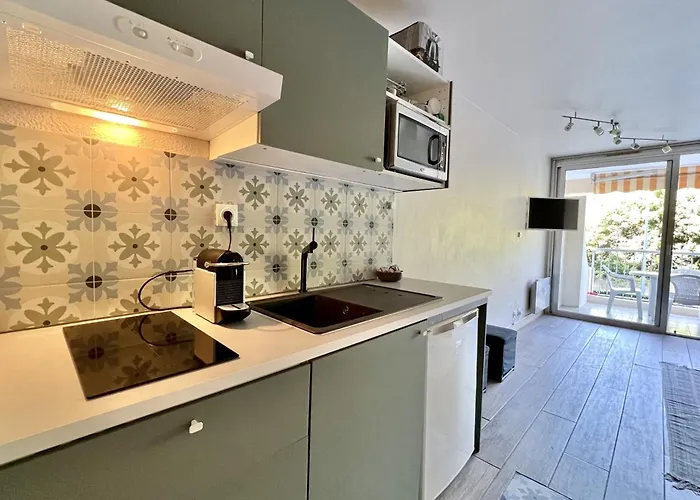 Bright Just A Stone's Throw From The Sea * Сен-Рафаель