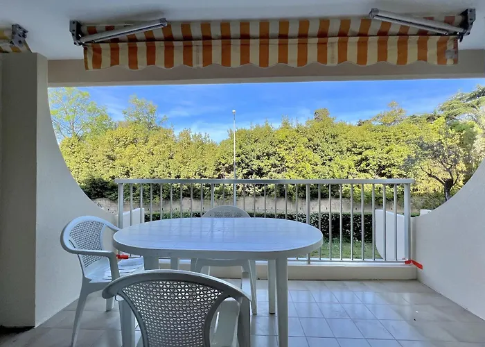 Bright Just A Stone's Throw From The Sea Saint-Raphaël