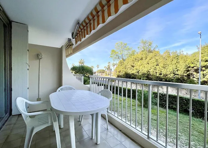 Bright Just A Stone's Throw From The Sea Сен-Рафаель